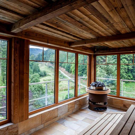 Innenansicht Sauna mit Blick in den Schwarzwald
