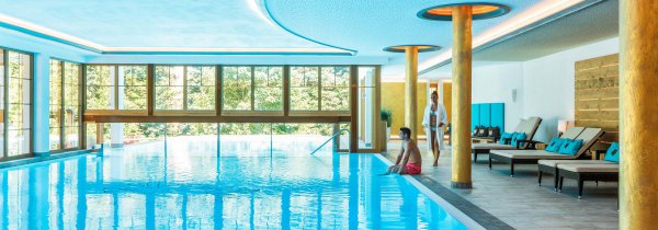 Innen-Pool im Hotel Forsthaus Auerhahn